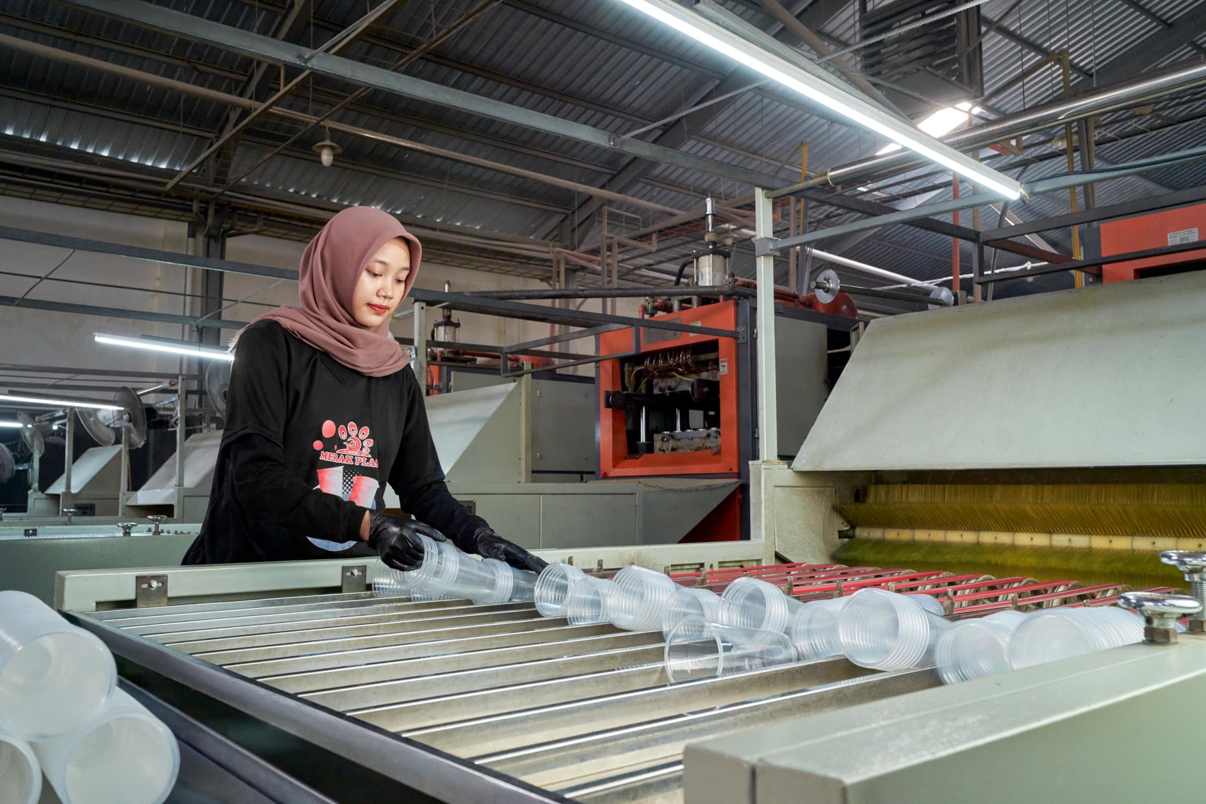 Proses inspeksi kualitas cup plastik food-grade di lini produksi Merak Plast